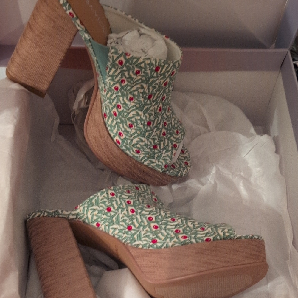 Stylish Floral Block Heel Mules